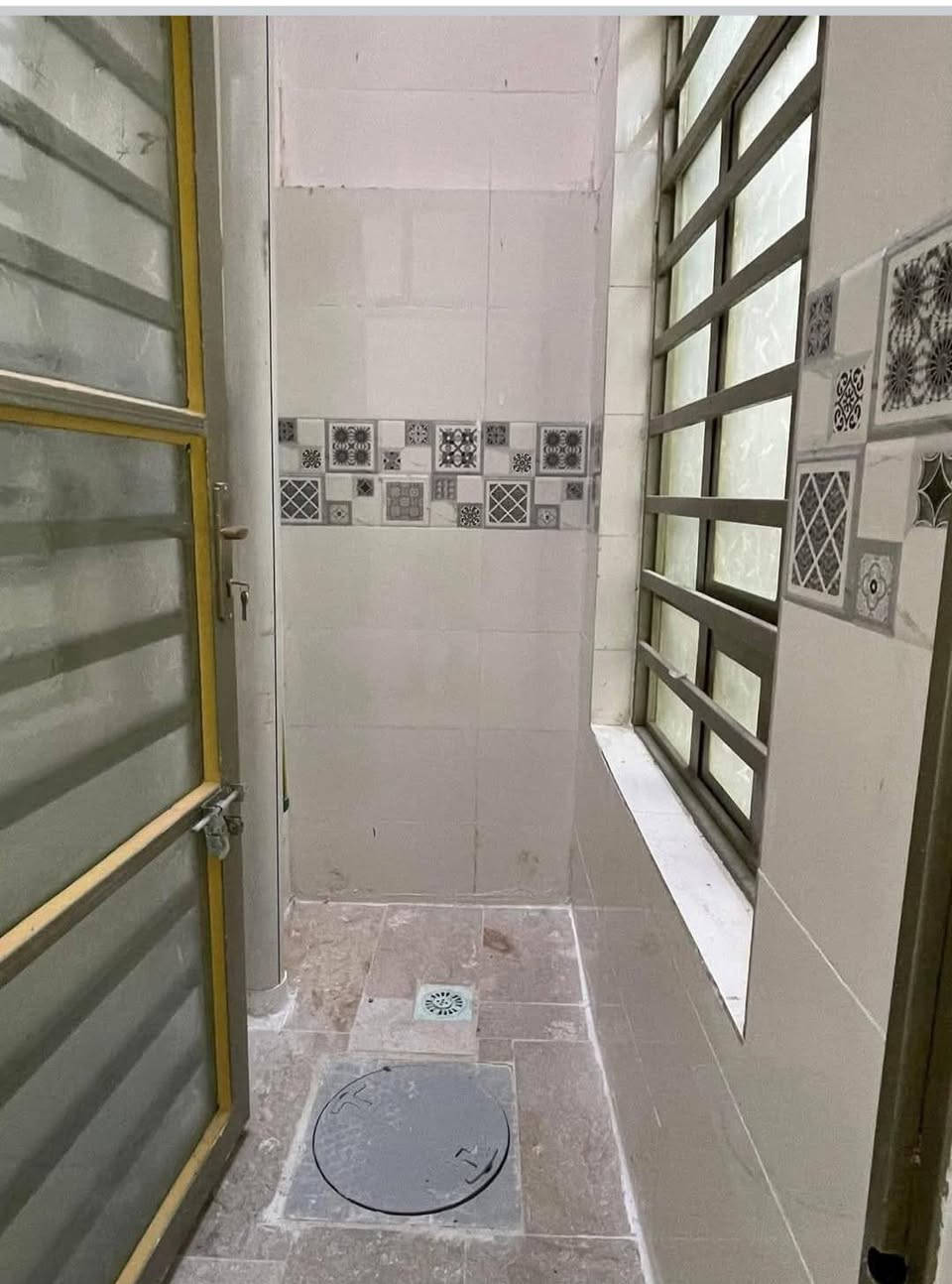 الدار للبيع مساحته 70م الواجهة 3ونص×20 يتكون البيت 3 غرف الفوق مع الجوه مع خدمات فوق و الجوه-  طابو صرف ملك 
الموقع بغداد الشعب  وره مطعم محمد الكردي قرب موكب ابو حيدر 

غير  متواجد على الفيس فقط الواتساب :***********

السعر :168مليون
