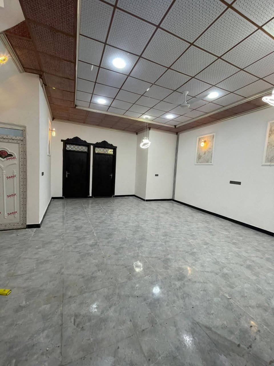 السلام عليكم واسعد الله اوقاتكم
*********** 
يتوفر بيت للبيع  
سعر بلاش 
#طابو ملك صرف زراعي عراقي سند 25 
مساحة البناء 210م
يحتوي البيت على 
 3غرف 
ديوان 
مطبخ
صاله 
صحيات داخلي وخارجي
كراج سياره

#البناءجديد 2026 درجه اولى وجاهز من كلشي  منطقه
 هدوئ ومتوفر بيها جميع  
 الخدمات ماء كهرباء مدارس قريبه مستوصف سوك كافة الخدمات متوفره

البيت فارق وجاهز للسكن 

البيت يقع على شارع 10م  اناره الشارع كله

#العنوان : بصره ابي الخصيب  قرب مدينة الندلس السكنيه 
( السعر  110وبي مجال )
***********
