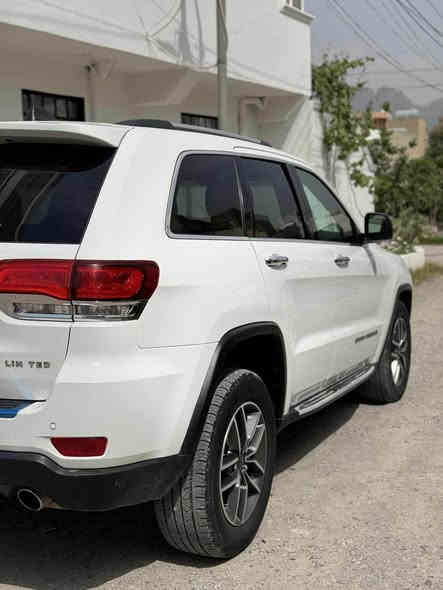 جيپ گراند شيرؤكى ٢٠٢١
مواسه فات ليمتد
گێرمه كينه و كاره باى به شه رت
يه ك پارچه ى بؤياغه دوو پارچه ى بيلاد گؤراوه بئ ناو گرتن
٦٥ ميل رؤيشتووه
ئه رباگ سيسته م به شه رت
٢٣٥ گه لا
*********** رانية
