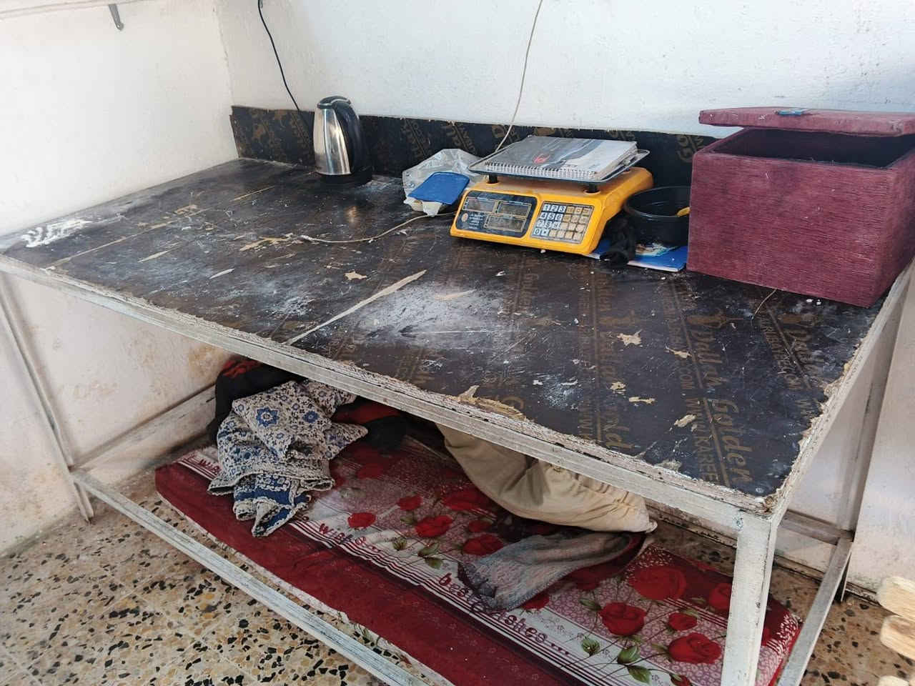 السلام عليكم فرن للبيع في حي صدام مقابل مدرسه القعقاع على شارع السوك  يشتغل جيسين جيس ونص بس باب حسب الرزق فرن كامل وغراضو كامله وغراضو كله نظيفه الايجار مال المحل 200 السعر 38 ورقه ***********
