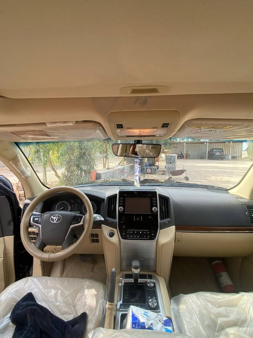 السلام عليكم 
للبيع لاندكروز موديل 2017 محرك 8 
سياره فول مواصفات بهاي الفئه 
8ايرباك 
رقم بغداد مميز 
حساسات امامي خلفي 
4 كامرات 
سياره وايد ايديشن 
كراسي جلد كهرباء
حداده جديده 
تخم تاير 
باتري جديد 
سياره جاهزه للاخير 
—————-
بيها صبغ البنيد 
القماره جارده 
بيها بارد موضح بالصور 
——————
للاستفسار اكثر اتصل 
***********
السعر 440 وبيها مجال للشراي فقط
