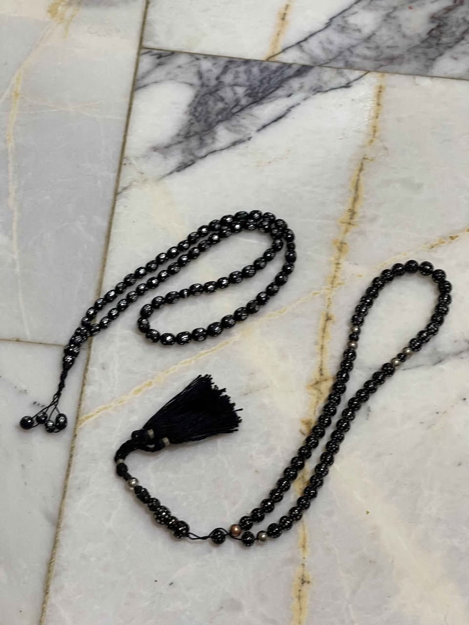 📿 سبح رجالية فاخرة بتصميم تراثي مميز 📿
السعر 30 الف والتوصيل مجاني عدد 2

سبحة أنيقة باللون الأسود المطعّم بنقوش بيضاء دقيقة تعطيها لمسة فخامة ورقي، مع فواصل معدنية وتفاصيل متقنة تضيف لها طابعًا تراثيًا راقيًا. خفيفة باليد، مريحة بالاستخدام، ومناسبة للاستعمال اليومي أو للإهداء.

✨ تصميم فاخر وجذاب
✨ تشطيب متقن وجودة عالية
✨ لون ثابت ومظهر أنيق
✨ مناسبة للجيب أو للاقتناء الشخصي
✨ هدية مميزة لعشاق السبح الفاخرة بغداد, العراق


**إذا كنت صاحب هذا الإعلان وتريد حذفه لأي سبب، رجاءا أرسل رسالة إلى الدعم الفني**