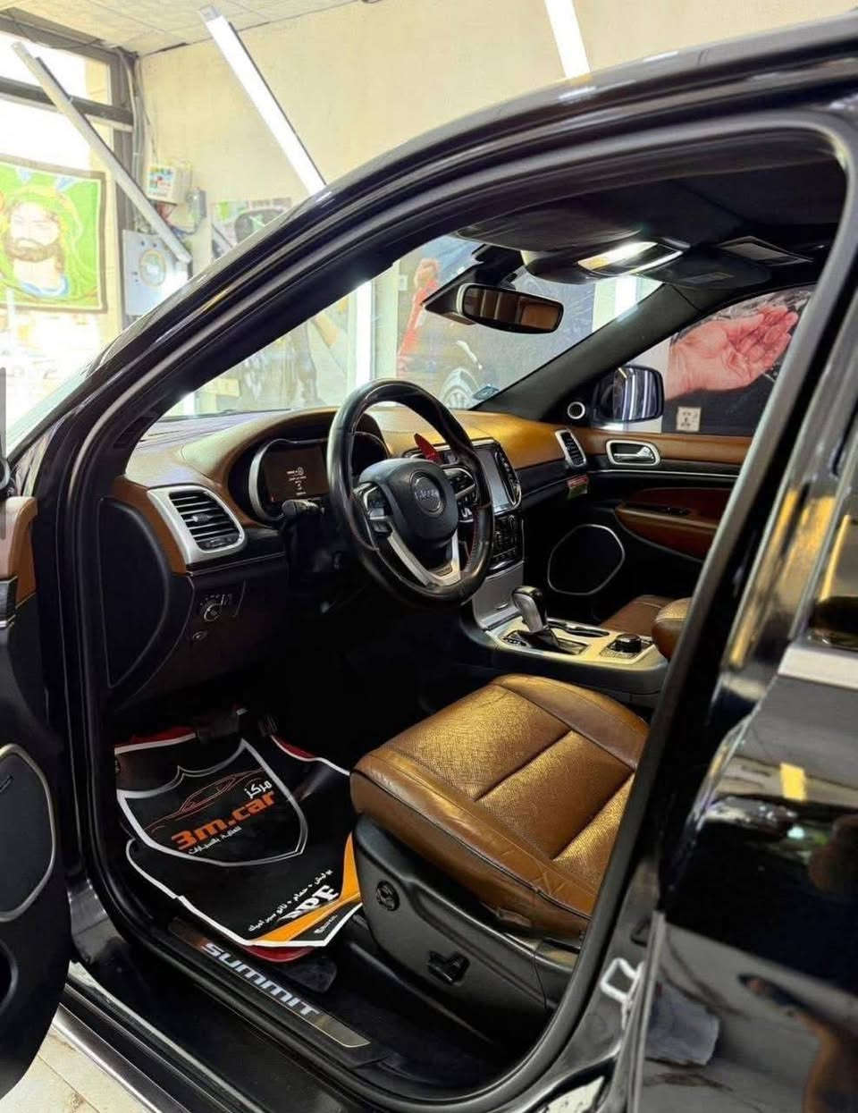 جيب شيروكي فئه (سومت) 
الموديل  موديل 2020 خليجي  
لون اسود 
رقم بغداد مميز باسمي 
فول مواصفات ماشيه 73 ميل 
-محرك 5700  8  سلندر
-بصمة تشغيل عن بعد
-بانوراما 
-جنطة كهرباء
-حساس امامي خلفي
-رادار امامي
-رادار جانبي
-جكات ثلاث وضعيات
-نقطة عمياء 
-مصابيح LED 
-مصابيح متحركة مع المقود
-لايت زنون
- داخل مشمشي ختم سومنت على الكراسي 
-المقاعد الاماميه تحتوي ع تدفئة وتبريد 
كراسي السائق والراكب كهرباء وخزن ذاكره
-تدفئة المقود
-مقود كهرباء
-المقاعد من الجلد 
-نظام قيادة اقتصادي ورياضي وعادي
-شفتات ستيرن
-سستم صوت 
-شاشة كبيرة 
-نظام الملاحة والخرائط
-نظام تثبيت السرعة (الكروز)
-نظام تحديد المسار
-كاميرا دوارة اصلي
-تدفئة بالمرآة
 -مرآة تعتيم عاكسة للضوء داخلية وجانبية
-اطارات حجم 20 كروم اصلي وبعد بيها مواصفات 
السعر المطلوب 280 
مكان السياره / كربلاء
***********
