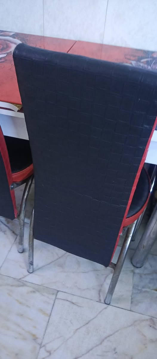 للبيع ميز طعام نضيف يتكبر ويتصغر مع 4 كراسي اسود الون للاستفسار خاص او واتساب ***********
