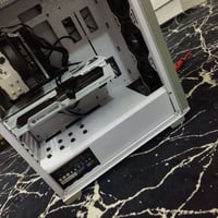 ابيض اخو الجديد rx 9070xt asrock  Cpu: r5 7500f tray نفس ال7600 بس بدو...