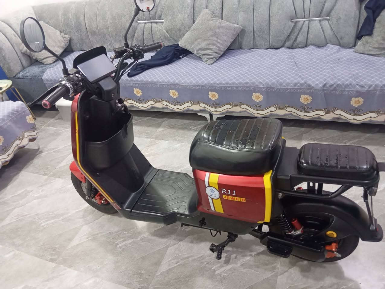 سلام عليكم دراجه R11 للبيع دراجه جديده موديل 2025 بطاريات جدد حجم 20 انبير 5 بطاريات دبل كهربائيات كله شغاله لايت عالي ناصي بلوتوث نظام سرقه بصمه وسويج سعر 350 مكان البصره ابو الخصيب الاتصال ***********
