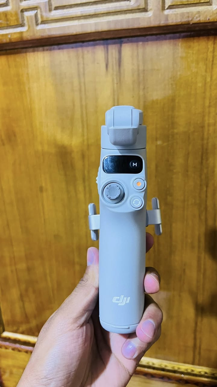 السلام عليكم
للبيع
DJI Osmo Mobile7
ثبات خرافي
بطارية قوية
تصوير سينمائي بضغطة زر
استخدام اسبوع واحد فقط بعده بالكارتون 
مكاني القرنة الثغر
***********
