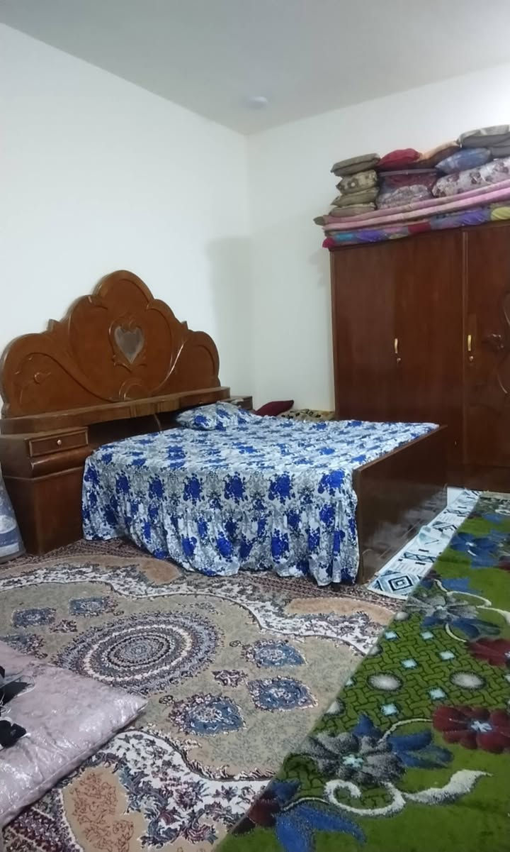 بسم الله الرحمن الرحيم السلام عليكم بيت للبيع بحي الامين الاولى قرب بنزين خانت الشموس مساحه الدار 350 متر مربع يحتوي على غرفتي النوم 5:30 مربع الصاله 13 6:30 استقبال 10 الطول العرض اربعه ونص المدخل 145 متر***********
