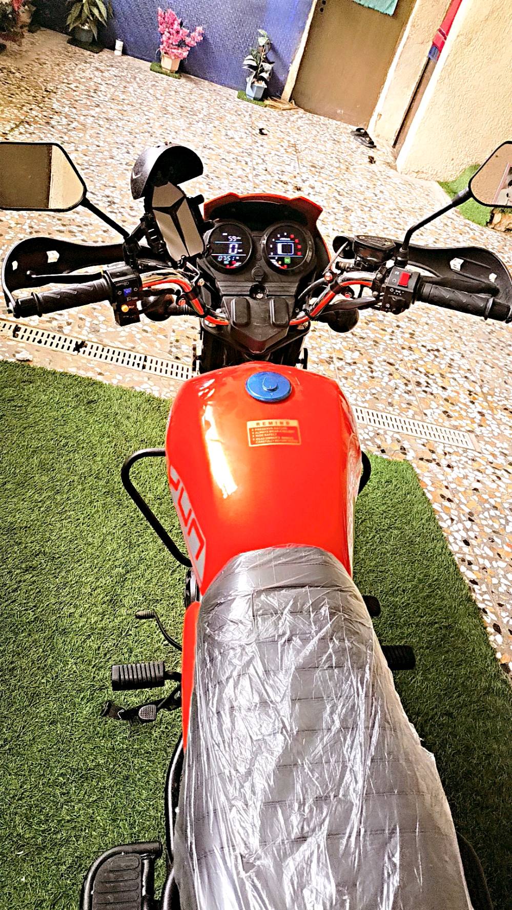  دايون  2026 
يا الله.. للبيع دراجة دايون جبلية (الأصلية) موديل 2026
المحرك: 200cc (قوة وعزم حقيقي، مو الـ 150).
الحالة: زيرو (بجياسهة)، مكفولة من كلشي وبشرط الفحص.
المواصفات التقنية:
نظام تشغيل عن بعد.
تجي وياها (2) بصمة و (2) سويج أصلية.
دشبول إلكتروني حديث.
منفذ شحن للموبايل.
الأوراق: مرقمة، سنوية، ولوحات (مكاتبة، وكالة، مداور.. شتريد حاضر).
ملاحظة: الدراجة مشتريهة قبل يومين بـ (3,050,000) ورايد ابيع بسبب ظرف طارئ.
💰 السعر: 2,750,000 دينار (والشراي يتصل ويدلل)
الدراجة بيهة ضمان سنة
📍 المكان: بغداد - مدينة الصدر (تجي لبيتي تفحص وتتأكد وتقتنع قبل ما تاخذها).
مكفولة من كلشي
📞 للتواصل: *********** (متوفر واتساب).