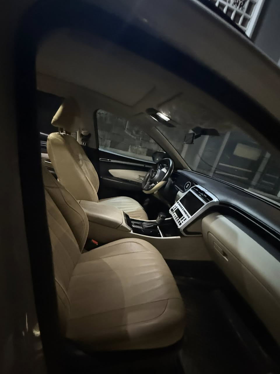 السلام عليكم من رخصة إدارة الكروب عندي توسان موديل 2024ماشه 26 ألف فول مواصفات بنو راما كراسي كهرباء دوشمه جديده بها مكانين بارد كلش قليل بدون صبغ السعر 215 ورقه مبايل *********** مكان السياره بغداد البلديات
