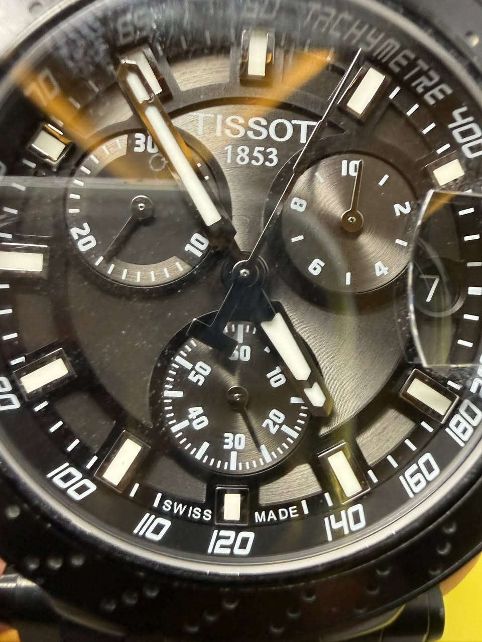 لأصحاب الذوق الرياضي والفخم! 🔥
ساعة تيسو تي-ريس أصلية Tissot T-Race Chronograph Black للبيع 🏁⌚الإصدار: الطبعة الرياضية باللون الأسود الكامل (Full Black) المستوحاة من سباقات الدراجات النارية (MotoGP).الصناعة: سويسري أصلي 100% (Swiss Made) 🇨🇭.المواصفات: زجاج سافير ياقوتي ضد الخدش مع عدسة مكبرة للتاريخ، هيكل مطلي PVD أسود مقاوم، كرونوغراف كامل، ومقياس سرعة (Tachymeter).الحالة: مستعملة بحالة نظيفة جداً، الماكينة والعقارب والعدادات كلها تعمل بدقة الوكالة وبانتظام.السير: ربل (مطاطي) رياضي مريح وفخم.السعر: (300$) (قابل للتفاوض البسيط جداً بعد المعاينة).


**إذا كنت صاحب هذا الإعلان وتريد حذفه لأي سبب، رجاءا أرسل رسالة إلى الدعم الفني**