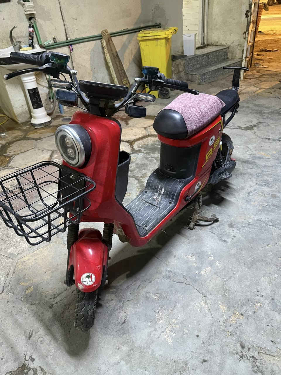 سلام عليكم دراجه R9 للبيع
بدون بطاريات بطارياتها منفوخه 
السعر ٢٥٠ وبيها مجال البصره الائبله 
***********
