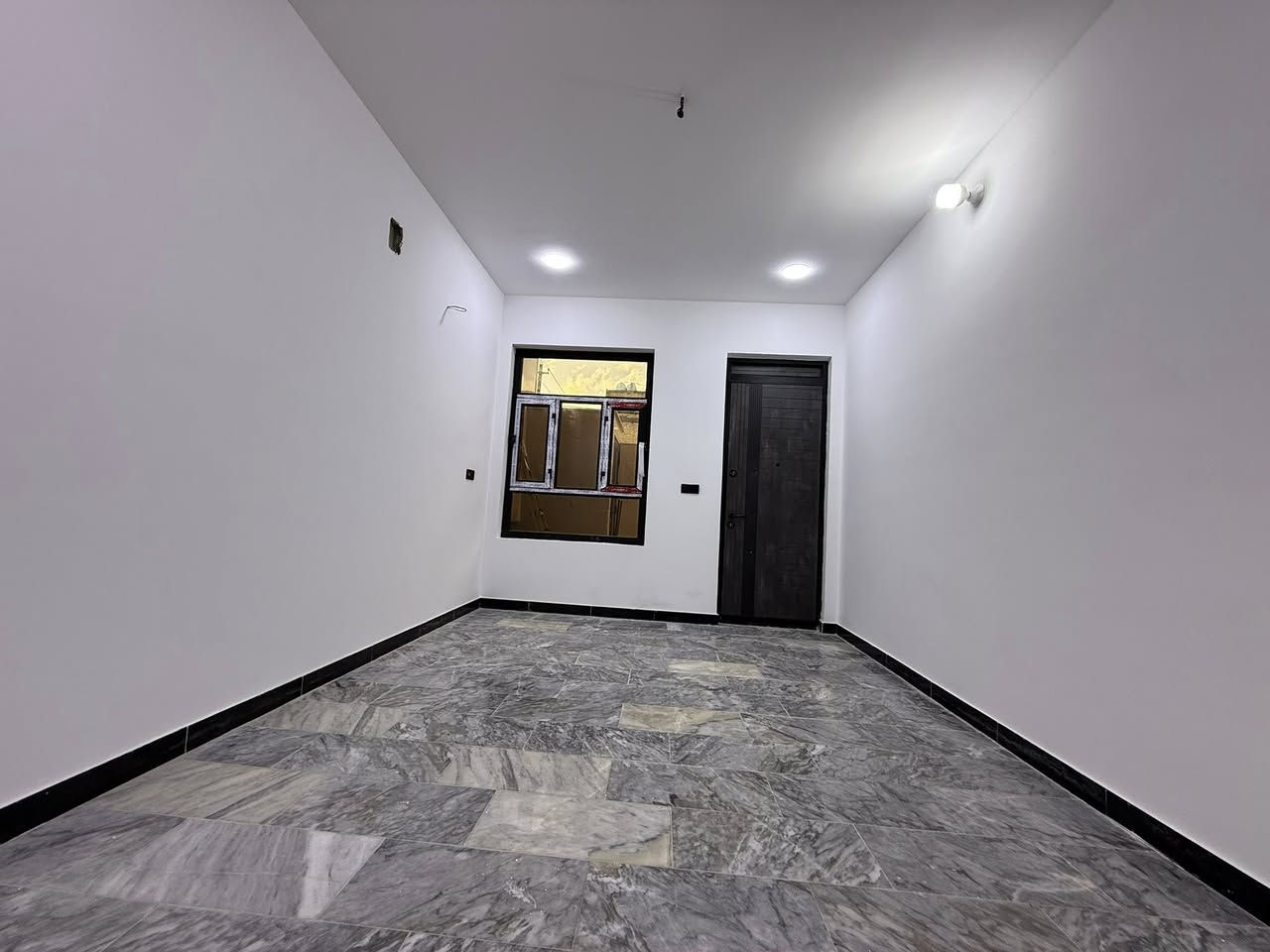 الدار للبيع فول👌
العنوان الشعب شارع عدن خلف جامع الجهاد 
الدار على شارع 20 م ورصيف 5 م 
السعر 277 مليون وبي مجال💵
المساحة 100 م 🌹
يحتوي الطابق الارضي على كراج صغير وخدمات خارجية واستقبال ومطبخ حار وبارد وخدمات وغرفة نوم 
ويحتوي الطابق الثاني على غرفتين نوم وخدمات ومكان غسالة وبيتونة وسطحين
للاستفسار اكثر يرجى الاتصال على الرقم التالي (متواجد هذا الرقم على الواتس اب والفايبر والماسنجر *********** )
او الاتصال على الرقم الاخر 
***********
او زيارة مكتب تبارك للعقار والمقاولات الكائن في شارع الاسواق المركزية قرب مطعم ميامي
