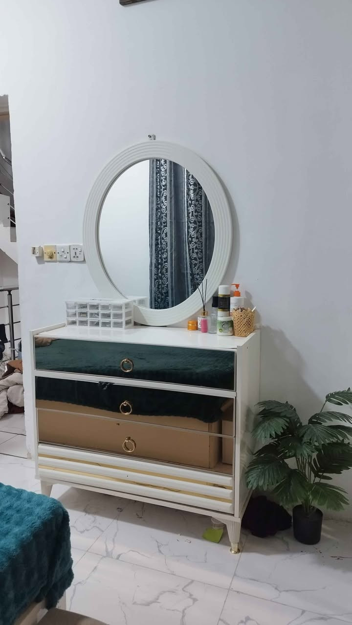 اللهم صل على محمد وال محمد غرفة نوم للبيع نوع تركي درجه اولى ٩قطع نضيفه حيل شرط اخت الجديده مكاني كربلاء حي البلديات سعر ٦٩٨ رقم تلفون ‏‪0773 371 6750‬‏ كربلاء, العراق
