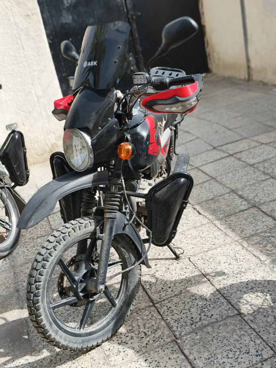 سلام عليكم بوكسر حلوه مرتبه وناعمه اوراق كامله مابيه اي نقص تجي وتشوف بيه شغلات بصيطه كهربيات كامله حلوه 
مديل 23
***********
