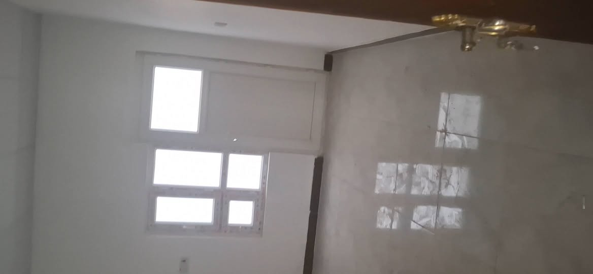 السلام عليكم مشتمل مساحه ١١٥ متر بلرحمه خلف افران صمون السلام كهرباء ماء مجاري بورسلين ابواب سقوف ثانويه كله جديد قاطين غرفه فوك وغرفه تحت واستقبال وصاله وحمام داخلي ومنور وممشه كله جديد تانكي ماء ١٥٠٠ لتر وسخان ١٤٠ لتر وماطور ماء ومغسله بس جيب غراضك واكعد تريد تستثمره ايجار ب٢٠٠ الف اقل شي وباسمي للاستفسار *********** السعر ٧٥ مليون واذا مراوس بسياره وفرق اراوس كورلا او النترا ومن الله التوفيق
