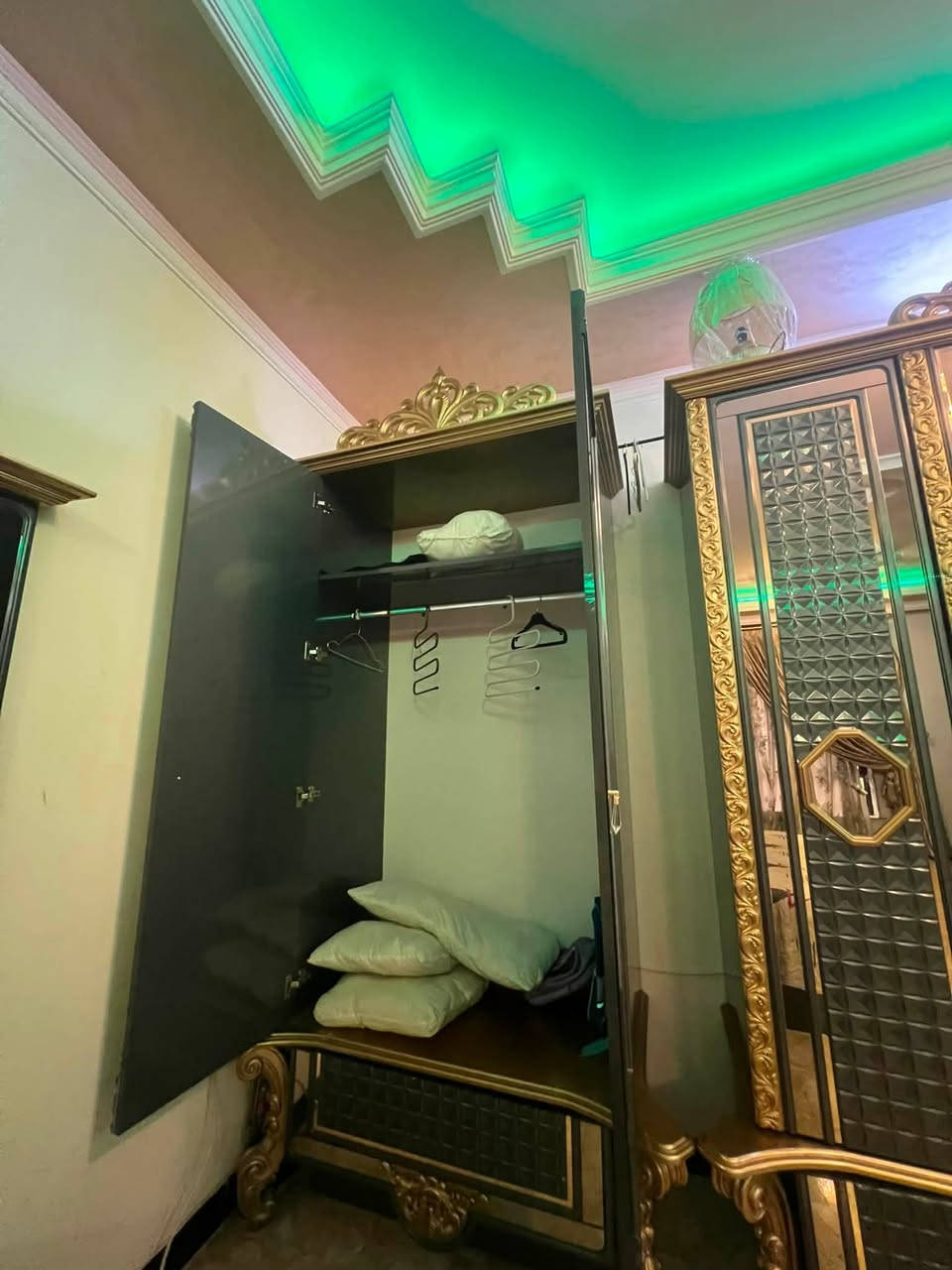 السلام عليكم ورحمة الله وبركاته
غرفه نوم تركي للبيع 

السعر مليونين 
 المكان بغداد حي الجامعه 
للتواصل خاص او واتساب ***********
