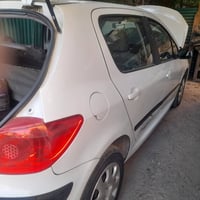 بيجو ٣٠٧ موديل ٢٠٠٦  اوتو بأسمي تحويل مباشر  بلاديه فقط هلالات الخلفيه...