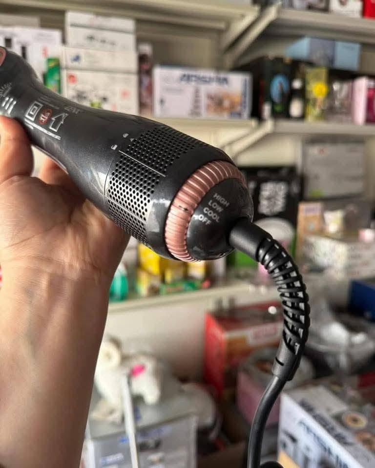 فرشاة شعر #دينكس #DENX DX1353 HOT AIR BRUSH
كود ٣٩٧٣
الحاصله على شهادات الجوده:  
* شهادة الجوده الاوربيه CE 
* شهادة الجوده الامريكيه FCC 
* شهادة الجوده الروسيه EAC 

مميزات المنتج:          #فيشه_ثلاثيه 

جهاز مشط واستشوار لتجفيف وتمليس الشعر مناسب للاستخدام الشخصي والصالونات من دينكس DX1353

المميزات:

مجفف وفرشاة تمليس الشعر بتصميم 3 في 1 
يتميز الجهاز بأنه يجمع بين وظائف المجفف وأداة التصفيف ومشط تمليس الشعر في جهاز واحد
يمكنك تجفيف شعرك وتصفيفه بخطوة واحدة مما يقلل من تلف الشعر ويوفر في وقت
أداة واحدة لتجفيف وتصفيف شعرك بقدرة كهربائية 1500 واط.
تقنية أيونية مزدوجة تحافظ على صحة شعرك
توفر أسنان التسخين المصنوعة من السيراميك والتورمالين لفرشاة الشعر بالهواء الساخن توزيعًا متساويًا للحرارة دون إتلاف الشعر
يتميز مجفف شعر الفرشاة بأنه مزود بمولد أيوني ينتج كمية من الأيونات السالبة التي تمنح شعرك مظهراً ناعمًا ولامعًا مع تقليل التطاير والكهرباء الساكنة.
سرعتين قابلتين للتعديل لجميع أنواع الشعر (منخفضة/عالية)
يمكنك تخصيص الحرارة والسرعة للحصول على مظهر لامع طبيعي وفقًا لنوع شعرك
إعداد بارد للشعر الناعم / الخفيف أو ضبط تصفيفة الشعر في نهاية التجفيف
إعداد منخفض للشعر شبه الجاف/العادي
إعداد عالي الإعداد للشعر الكثيف/ الخشن وللتجفيف السريع.
تصميم مريح تعمل أسنان الفرشاة المصنوعة من النايلون مع حواف كروية على تدليك فروة رأسك بشكل مريح أثناء التجفيف والفرد
صُمم المقبض المريح لتوفير أقصى قدر من الراحة وسهولة الاستخدام أثناء التصفيف
يتيح لك سلك الطاقة الدوار بزاوية 360 درجة التصفيف بمرونة دون تشابك أو تلف.
استخدام آمن وموثوق مصنوع من مواد عالية الجودة لتعزيز المتانة والسلامة. مقبض مريح، سهل الاستخدام. سلك دوار 360 درجة، غلاف من بلاستيك PVC مضاد للحروق.
صغير الحجم وسهل التنقل
ذكي وسهل الاستخدام
خفيف الوزن واحترافي
﻿المواصفات:

القدرة: 1500 واط
الجهد: 220-240 فولت
التردد: 50-60 هرتز
طول الكيبل: 2 متر
الوزن: 400 جرام
يتوافق مع المعايير الدولية | مواد صديقة للبيئة | ضمان الجودة
 
للمبيعات 012 29852598 
               0884753468
#DENX_EGYPT


**إذا كنت صاحب هذا الإعلان وتريد حذفه لأي سبب، رجاءا أرسل رسالة إلى الدعم الفني**