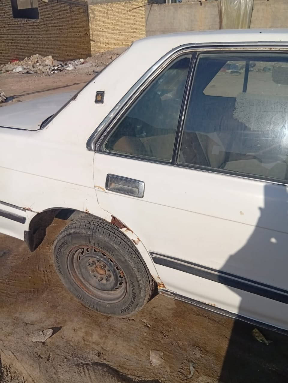 السلام عليكم سيدان للبيع موديل 88 ايسر بلاد 
رقم صلاح الدين سنويه منتهيه 23 كير ومكينه 2 ونص تخم تاير باتري جدد تبريد ثلج وي السويج 
سياره تريد ترتيب قليل صاحب السنويه بالشطره 
مكاني ناصريه الاسككان الصناعي السعر 33وبيها مجال اتصال ***********
