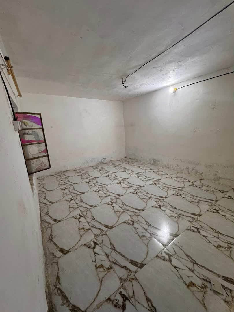 مشتمل خلفي للبيع بسعر 36 مليون طابو صرف خلف سوق ابو دشير يتكون من غرفه ومطبخ وخدمات السقف مسلح 

اذا تحب تشتري وتستثمره يتاجر 250 الف شهريا 

***********

***********
