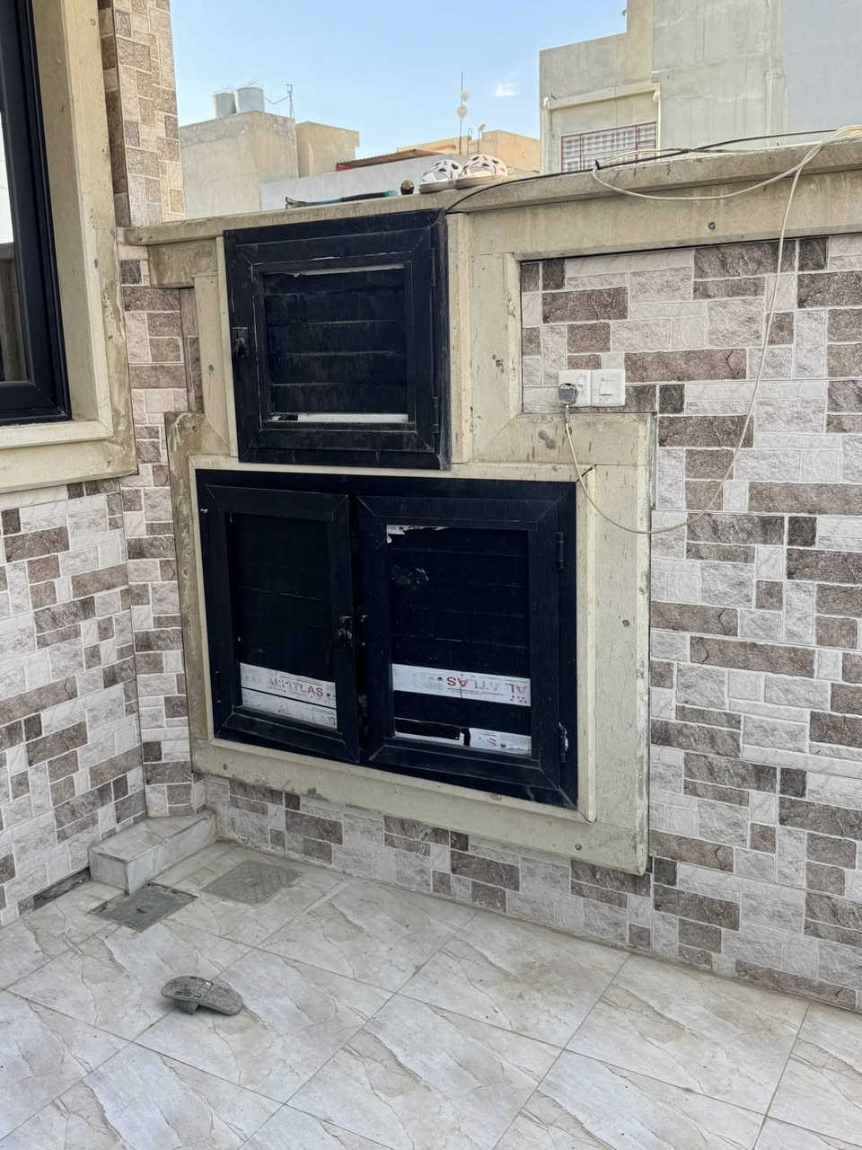 للبيع للبيع
الموقع(حي النسيم)
المساحة <180م>
الواجهة <7.5م>
الطابق الاول(مطبخ:استقبال:هول:غرفتين نوم:صحيات)
الطابق الثاني(4غرف نوم واحدة سويت :صحيات)

طبعاً المنطقة كلها مبلطة ماكو اي شي ترابي 
ماي وكهرب كلش زين 

للاستفسار خاص او 
الاتصال على الارقام التالية
☎️ ***********
***********📞
