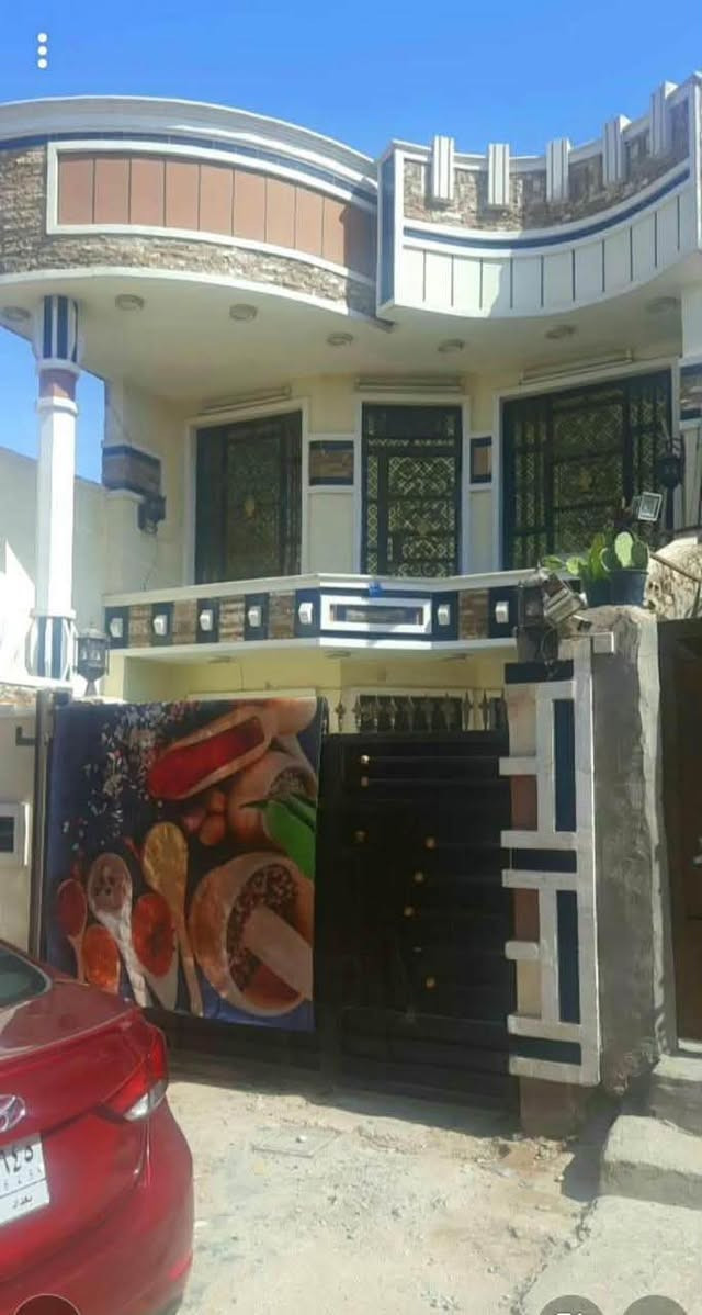 السلام عليكم بيت للبيع مساحه 160
زراعي سند ٢٥

 نضيف وجديد 
يحتوي على طابقين 
طابق الأرضي مدخلين مدخل صاله مدخل مطبخ 
غرفه نوم + صاله + حولي + حمام داخلي + حمام خارجي + طرمه توسع سياره 
طابق الثاني يحتوي على حولي + غرفتين نوم وحده منهم سويت كلش جبيره 
سابقا جان ٣ غرف فوك سويت وحده سويت صارن ٢ 
+ درج يصعد عل سطح 
الموقع التاجي ام العظام 
السعر 90. وبي مجال 
علما ان التصوير قديم 
***********
