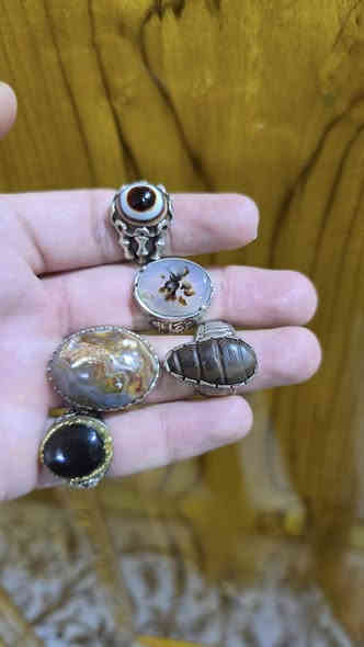 كلهن اصليات وصياغات يدوية وبيهن قديم مالت جناي كل محبس وسعره  مكاني نجف ***********
