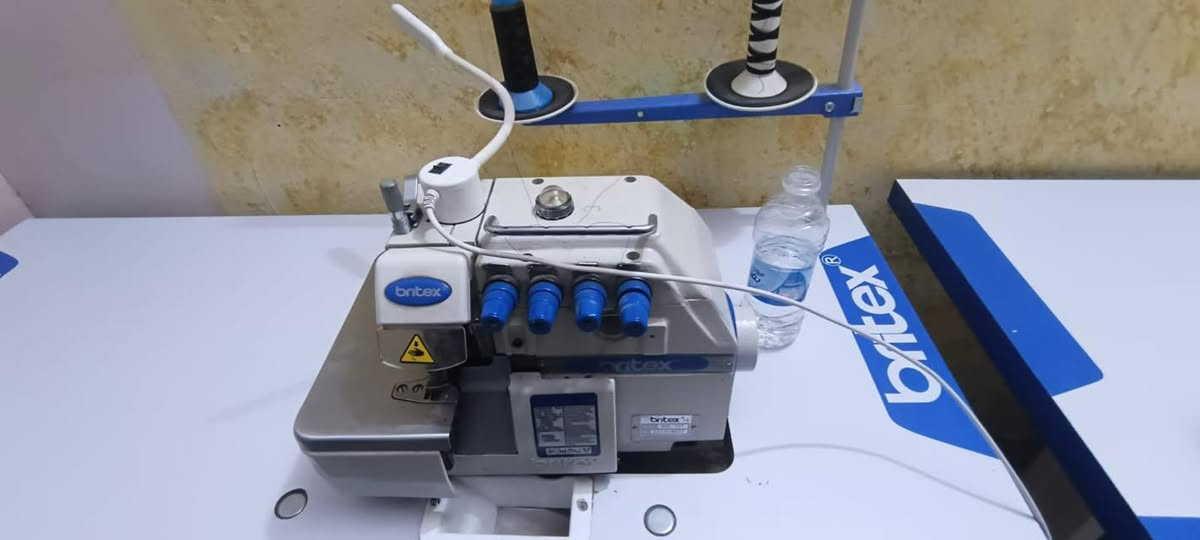 مكينه خياطه اوفر صناعي شركة بريتاكس مستخدم قليل جدا نضافة 100٪؜
والثانيه مكينة خياطة شركة كابوي موصفات قطع اوتماتيكي وتحكم سرعة وكذلك نضافة 100% 
تواصل واتساب 
***********
