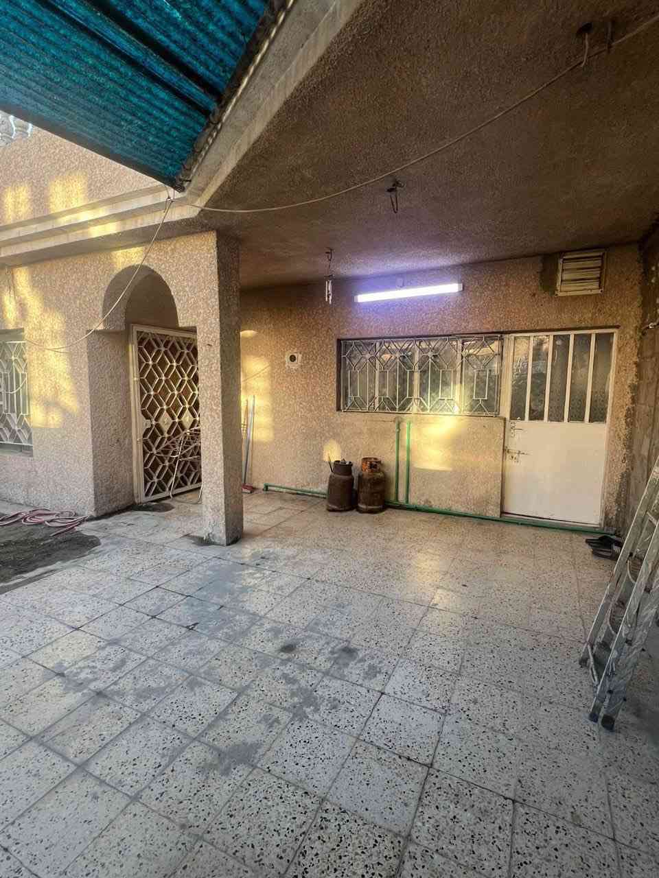 دار للبيع
المساحه 200م

الوجه 10 نزال 20

يحتوي على صالة ومطبخ وخدمات 

وغرفتين نوم 🛌 

العنوان شهداء البياع قرب جامع معاذ ابن جبل 

الاستفسار ***********
