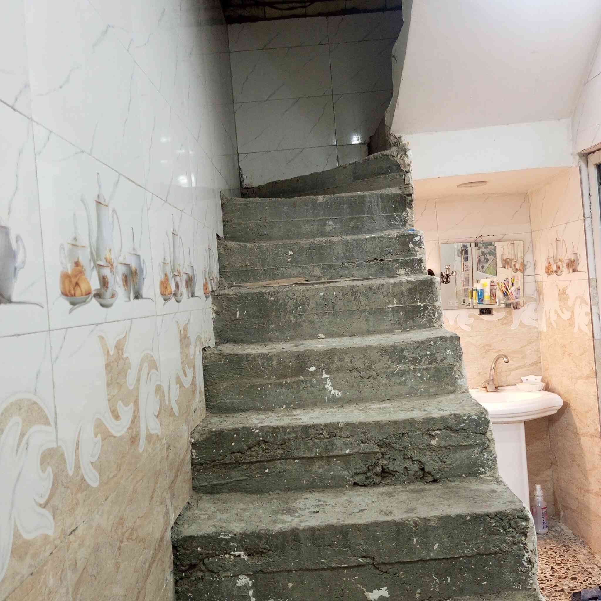 للبيع 50متر طابق ونص الطابق الثاني هيكل المكان قرب مكتب حميد العوني الواجهة 5ب10للأستفسار واتساب ***********
