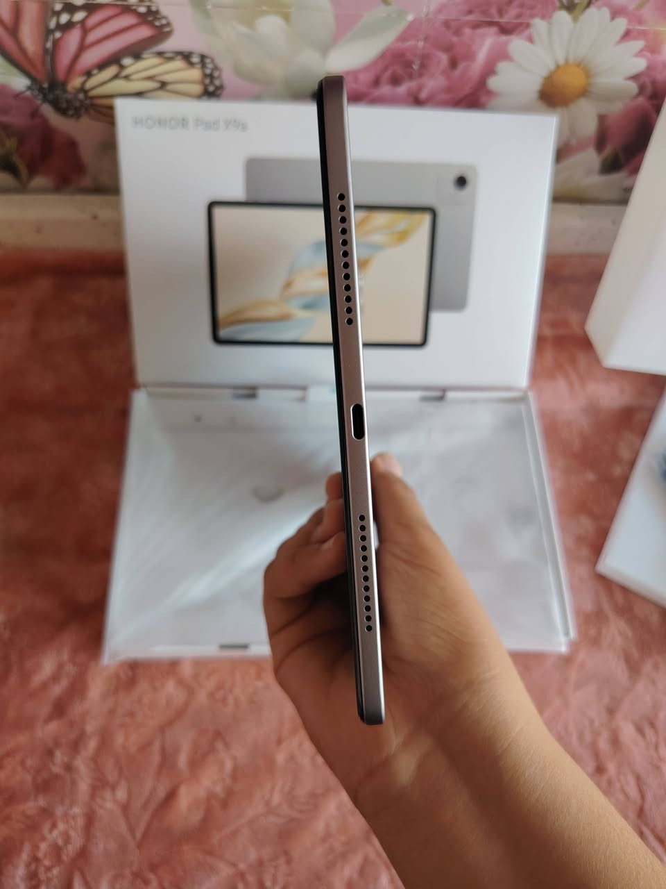 السلام عليكم شباب، جهاز Honor Pad X9a للبيع، الجهاز بحالة الوكالة (جديد كلش ونظيف جداً وأخو الجديد)، استخدام خفيف وبدون أي زلغ أو شخط.

​💡 أهم مواصفات الجهاز:
​📱 الشاشة: شاشة ضخمة بحجم 11.5 بوصة بدقة فائقة 2.5K وتردد 120 هرتز (تدعم مليار لون) لتجربة سلاسة خرافية في التصفح والألعاب.
​🧠 المعالج: معالج قوي من كوالكوم Snapdragon 685 بدقة تصنيع 6 نانومتر، أداء سريع وموفر جداً للطاقة.
​💾 الذاكرة العشوائية (RAM): سعة 8 جيجابايت لفتح تطبيقات متعددة بدون أي تعليق.
​📂 ذاكرة التخزين: سعة 128 جيجابايت تتسع لكل ملفاتك وألعابك.
​🔋 البطارية: بطارية ضخمة جداً بسعة 8300 مللي أمبير تدوم معك طوال اليوم، مع دعم الشحن السريع بقوة 35 واط.
​🔊 الصوت: مزود بـ 4 سماعات ستيريو لتقديم تجربة صوتية محيطية ونقية.
​🎬 النظام: يعمل بنظام أندرويد 15 الحديث مع واجهة هونر المتطورة MagicOS 9.
​📸 الكاميرا: خلفية بدقة 8 ميجابكسل وأمامية بدقة 5 ميجابكسل (تصوير فيديو بدقة Full HD).
​✨ التصميم الخارجي: جسم معدني بالكامل باللون الرمادي الفخم، بنحافة فائقة (6.8 ملم فقط) ووزن خفيف (475 غرام).
​🔒 الأمان: يدعم ميزة فتح القفل بالوجه (Face Unlock).
​💰 السعر المطلوب: 255 وبيه مجال قليل
📍 الموقع: (ميسان / العمارة / القادسية)
📞 للتواصل والاستفسار: (***********)موجود واتساب أو خاص
