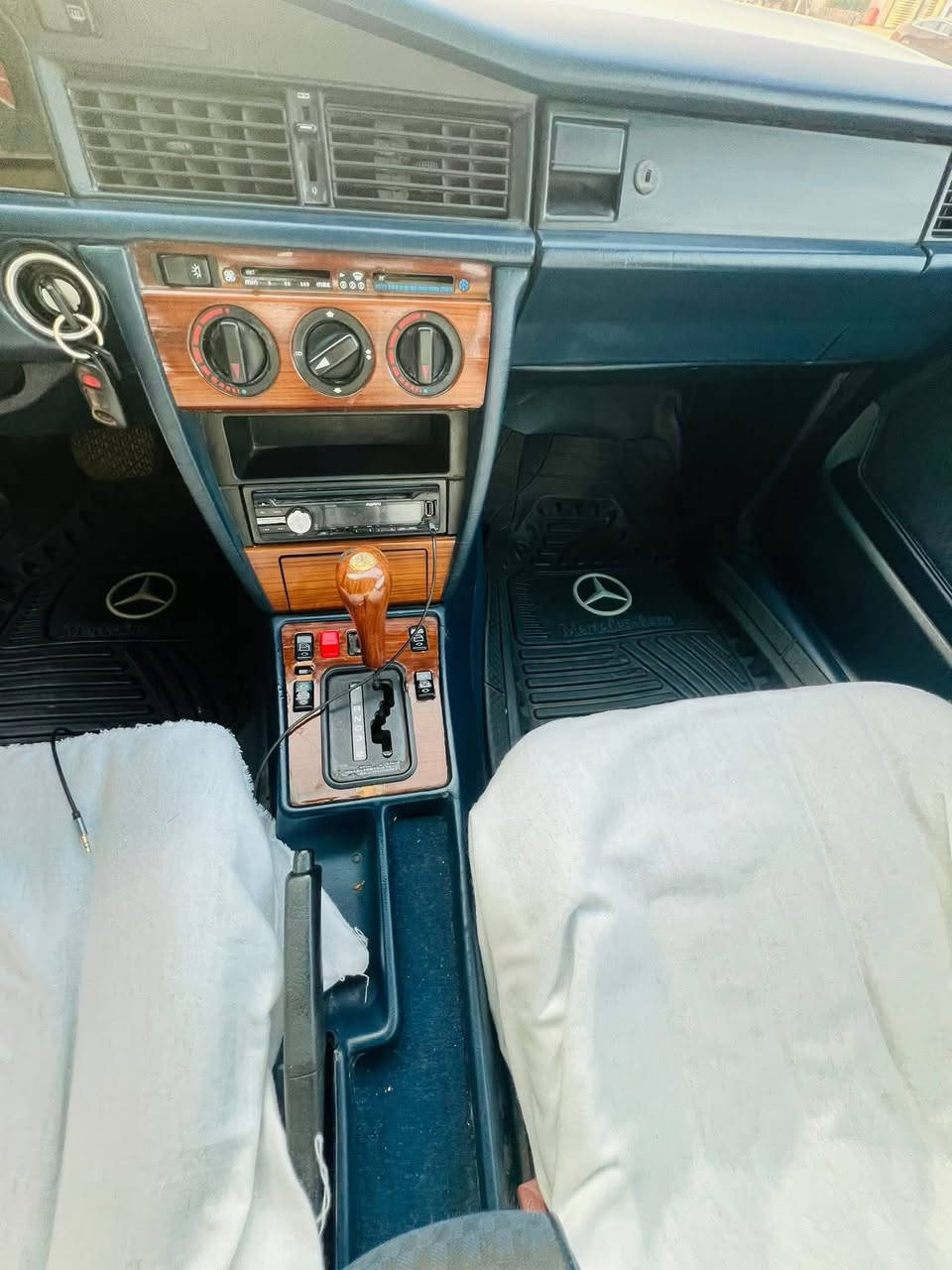 للبيع مرسيدس E190 (طيارين)
موديل 1989

🔧 المحرك:
 • مكينة 260
 • 6 سلندر (مكينة بلاد)

🚗 حالة السيارة:
 • السيارة جاهزة فول مواصفات
 • شغال ABS
 • دبل هورن
 • أريل كهربائي
 • حدادية جديدة
 • تخم تاير جديد
 • كهربائيات كلها شغالة
 • باتري جديد
 • السيارة جاهزة على آخر حباية
 • مكفولة من الحادث القوي
 • بيها صبغ قطع فقط
 • رقمها إنگليزي 
 • سنوية 30
 • باسمي تحويل ثاني يوم

💰 السعر: 68 وبيها مجال بسيط
📍 العنوان: النجف الأشرف
***********
