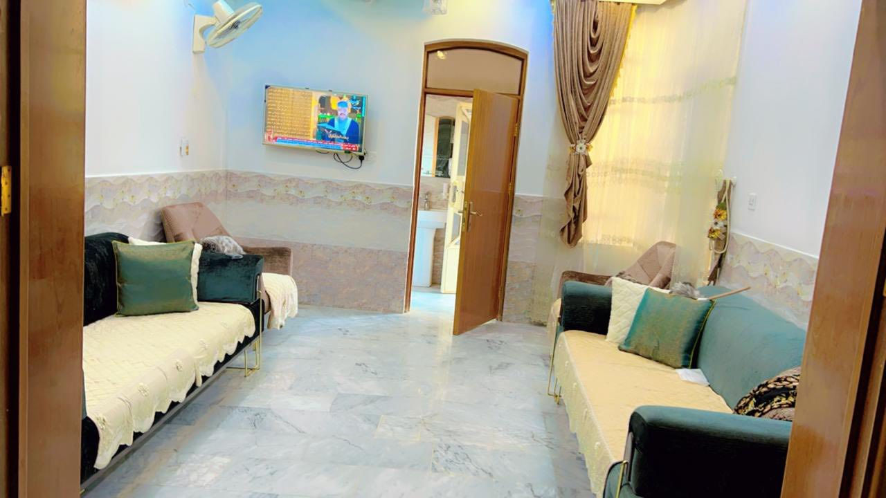 120 م في حي الجامعه تابع الوصف و شوفلي مواصفاته و موقعه المميز 

مساحت البيت 120 م طابقين 3غرف نوم و شارع 15 و بعد على ساحه موقعه كلش راقي 

خلف شارع جامعه سلام خلف قاعه كهرمانا البيت موقعه فول VIP وهجي مكان ميتعوض 

تفاصيله و نضافت البيت راقيه كلش 

للاستفسار اكثر عن العقار الاتصال يتوفر وتساب

0780 789 4484
