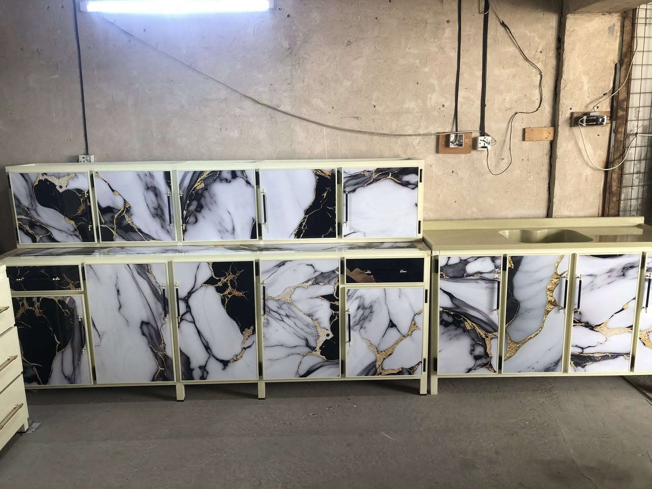 كاونترات مستخدم وجديد العنوان ناحية الطيفيه قرب مجمع بغداد ولقامشلي رقم الهاتف ‭٠٧٨٥ ٩٨٦ ٠٥٧٣‬ يوجد لدينا تثبيت ابواب وكاونترات
