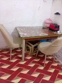 ميز • ٤ كراسي • بلا ضرر