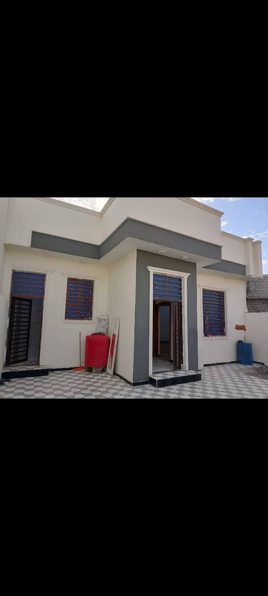 منزل للبيع مساحة 220م 
يحتوي على مطبخ واستقبال وصالة كبيرة 
وغرف نوم عدد2 طارمة كبيرة 
مكان بصرة شط العرب باب الهوى شارع باب الحارة 
الاتصال ***********
