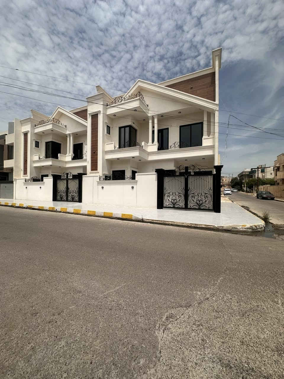 للبيع موقع مميز
#عقارات_مملكة_الخير 
داران واحد ركن للبيع حي الصديق الاولى قرب سايدين طب الاسنان 
المساحة : 110 متر  واجهة 10 متر قبلة بناء هندسي فول 
طابقين ثلاثة غرف نوم غرفة سويت واستقبال وهول ومطبخ بلطابقين وصحيات  
سند طابو سكني ملك صرف 
شارع تبليط 12 متر 
لمعرفة السعر اضف تم
للإستفسار اكثر الإتصال
***********
***********
‪
او مراجعة مكتب مملكة الخير للعقار الكائن في سايدين  البحرين قرب قاعة الفخامة للاعراس
