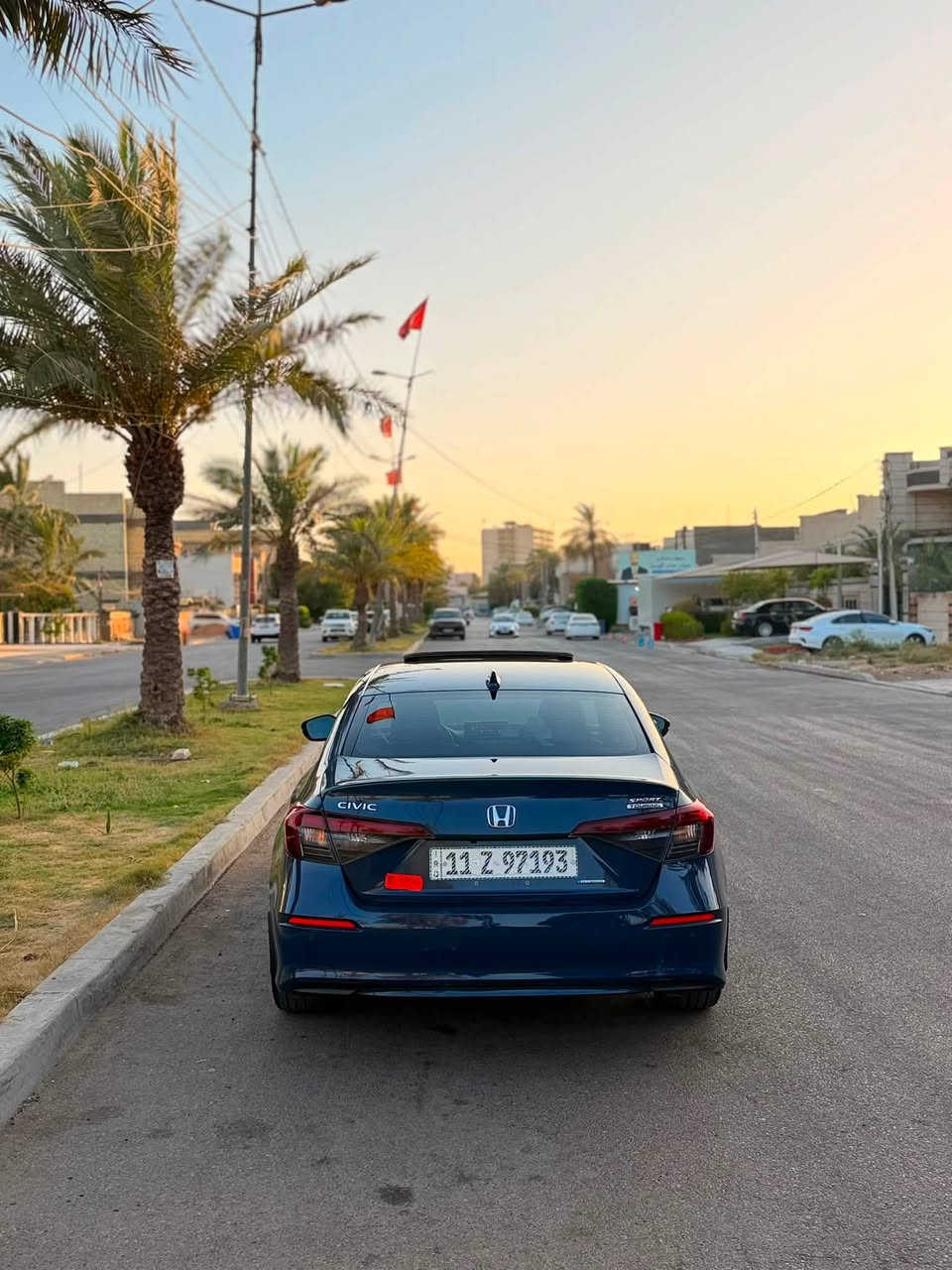 📌 للبيع: هوندا سيفيك تورينج 2025 (Honda Civic Touring) - أعلى فئة Full Option
سيارة بحالة الوكالة شبه جديدة، قمة في النظافة والفخامة والاعتماديه اليابانيه .
🚗 المواصفات الأساسية:
 الموديل: 2025
 الفئة: تورينج (Touring) - أعلى فئة بالكامل
 المسافة المقطوعة (العداد): 21,000 كم (ما يعادل 13,000 ميل فقط)
 المحرك:  2٠0Lقوي واقتصادي جداً
 ناقل الحركة: أوتوماتيك CVT
 اللون الخارج [ ارزق غير محدد (مميز🔥)]
 اللون الداخلي: [ جلد أسود ]
 حالة البودي والميكانيك: بحالة الوكالة مكفولة (شرط الفحص كير ومحرك وشاصي)
✨ أبرز مواصفات فئة التورينج:
 نظام صوتي فاخر من BOSE مع 12 سماعة
 مقاعد جلد مع تحكم كهربائي وتدفئة
 شاشة معلومات ترفيهية تعمل باللمس قياس 9 إنش
 شاشة عدادات ديجيتال بالكامل قياس 10.2 إنش
 دعم لاسلكي لنظامي Apple CarPlay و Android Auto
 شاحن لاسلكي للهواتف الذكية
 فتحة سقف
 حزمة الأمان الذكية Honda Sensing (تحديد المسار، رادار، كبح تلقائي، ومثبت سرعة ذكي)
 حساسات ركن أمامية وخلفية مع كاميرا خلفية
 تشغيل عن بُعد ودخول ذكي بدون مفتاح
📄 الأوراق والترخيص:
 [جاهزة للتحويل فوراً / سنوية سارية]
💰 السعر المطلوب: [170 $] (قابل للتفاوض البسيط)
📍 الموقع: [بغداد / السيدية]
📞 للتواصل والاستفسار: [رقم الهاتف *********** / *********** ]
