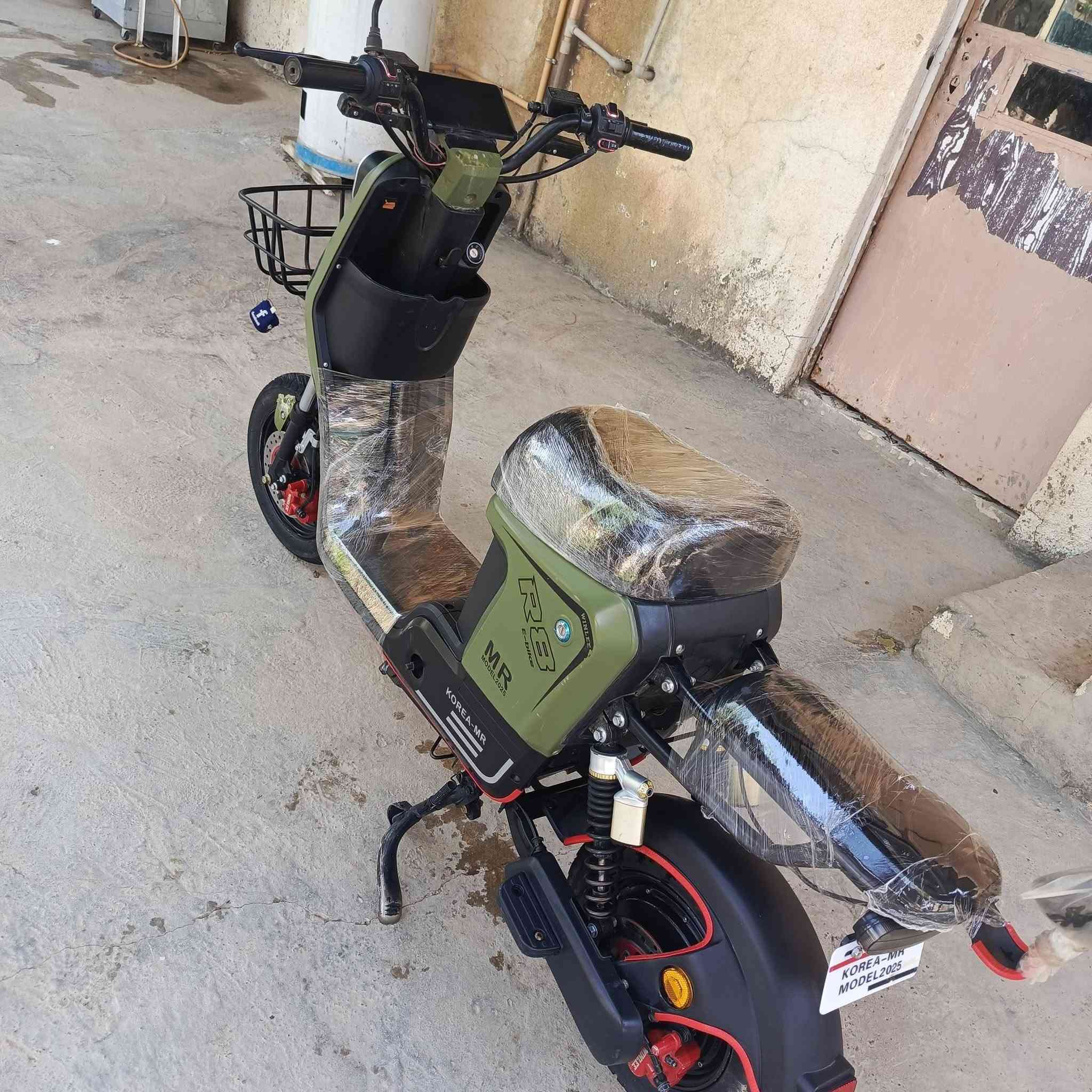 ماطور R 9 للبيع 
نضيف مستعمل شي قليل 
شاحنه اصليه 
لايت 
اشاره
تبديلات 
كلو شغال عل وضع الشركه 
السعر 450 وبي مجال 
اتصل ع الرقم ***********
