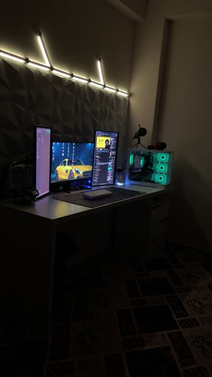 ( استعمال كلشش  قليل  وصارله شهر مشتريهه))حبايبنا الطيبين مساء الخير الرجاء قراءة المنشور كامل ( سيت اب كامل للبيع بدون نقص  اي شي)ملاحضه ابيع سيت اب كامل او الكيس وحده   

معالج i5 13400f
كرت الشاشة  RTX 5060 8G 3 fan
الرامات 16 8x2 ddr4 3200
التخزين NVMe ssd 1TB
المذر بورد prime b760m-k D4
تبريد المعالج deep cool مروحة 
فانات الكيس من ليان لي 
بور سبلاي atlas 750W
الكيس من sama فد شي شگاكي 

الميز قياسة
200x70x70 mdf
بي كيبل مانجمنت وفتحات للوايرات

شاشات 2
Msi 200hz 27” MAG274F
Dell 60hz 22”
ستاندات شاشة 2 

ستاند تلفون (هدية)

سبيكرات خارجية hb

ماوس اتاك شارك x11
كيبورد E-YOOSO وايرليس وبلوتوث وواير
ماوس باد ضد المي من شركة امباير ستور

سماعتين 
هايبر اكس كلاود 2 وايرليس
الثانية ماعرف شسمها بس هم خوش شركة

مايك ريدراكون

جوستكات 2
كرسي قيمنق نوعية عادية

كراتين الغراض كلهة موجودة يمي، والسيت اب كامل استعمال شهر  عدة السماعة
انطيك ضمان فحص فقط  افحصهه الك . من تطلع من عندي اني ممسؤل
السعر السيت اب كامل ( 3,500,000) توصيل موجود 
بي مجال بسيط
متواجد واتساب
***********
