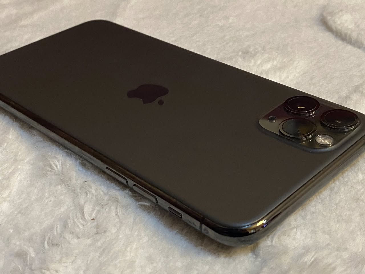 سلام عليكم قطعه ثانيه للبيع / آيفون 11 pro max ذاكره 256 و بطاريه 74% صرفها طبيعي / اخوان الجهاز نضافته ١٠٠٪؜ لا داخل تصليح ولا داخل صيانه على الفحص وتر بروف 
بدون ملحقات و السعر 350 الف / بغداد العامريه للاتصال بالواتساب *********** هذا واتساب
