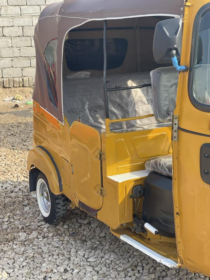 سلام عليكم تكتك للبيع موديل 21سنويه مكينه مامفتوحه كشر كدام عينك تكتك ماناقصها اي شي مكاني القاسم ***********
