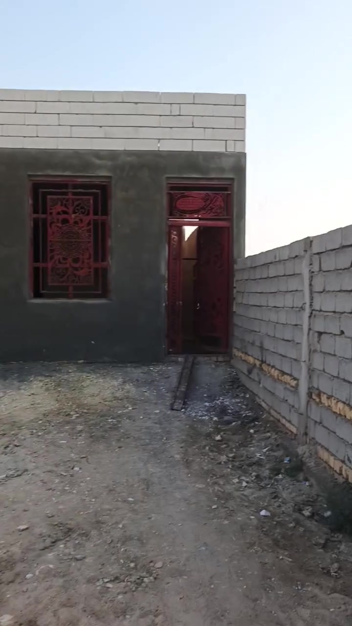 السلام عليكم // بيت 300 متر ركن  على شارعين عنوان حي الجوادين النزله الثانيه البناء 150 باقي 150 ساحه حديقه وكراج البتلو صب كونكريت  بي استقبال وصاله وغرفتين وصحيات  ومطبخ ومنور عدد  2 للبيع سعر اتصل واتساب ***********
