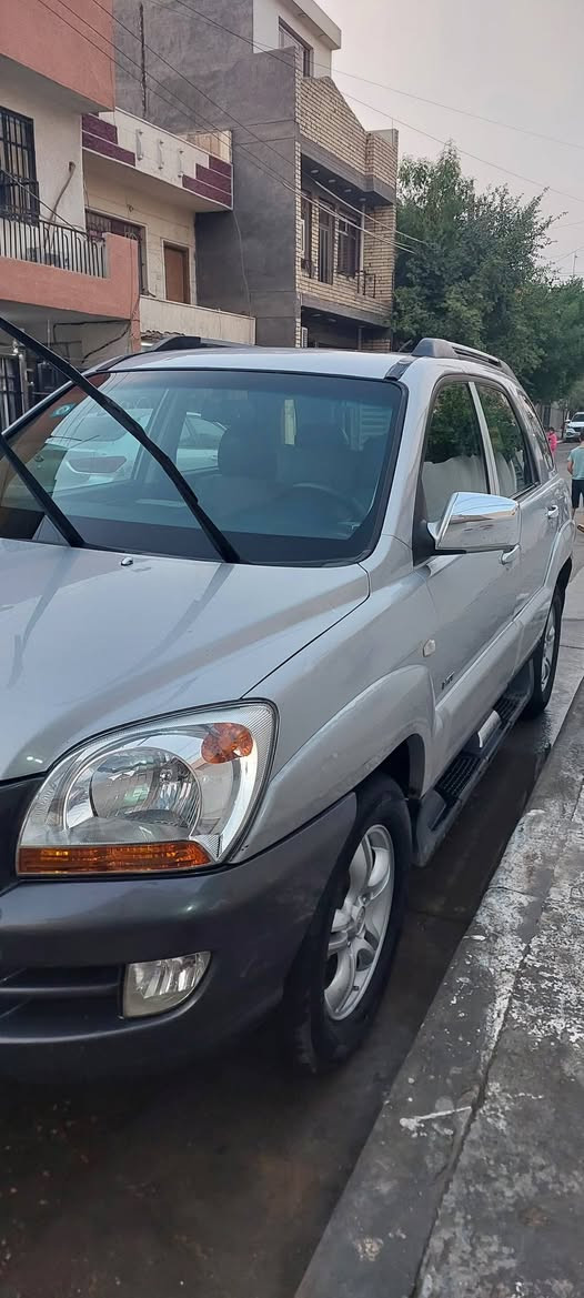 السلام عليكم 
للبيع .........
سبورتج الشكل مقدس 
مواصفات tlx يعني اعلى فئة
السياره مكفوله كفاله عامه من الصبغ والمعجون وشرط حته الدعاميات مكفوله 
والسونار مالها موجود 
مواصفاتها شاشه كامرا حساسات شفتات ستيرن
بوصله بالمرايه بلاد
فتحه سقف
٤ ويل دسك مع نضام بريك ABS
تك ويل مو فور المرغوب يعني كير النترا مقدس جيب وشد 
مكينه ٢٠٠٠ يعني ٤ سلندر دوش
نفس المكينه مال النترا المقدس
ويل كب بلاد 
كشنات جلد
بلاجكتورات زينون
زوج تاير جدد 
باتري جديد 
صيانه دوريه كامله 
السيارة رقم بغداد بأسمي يعني تحويل ثاني يوم 
السياره كلها شغاله من محرك صدر تبريد كهربائيات وترايك لكوريا تفحص يمهم بالشركه
ملاحظه/
 السيارة بيهة شخوط بسيطات يعني بالبولش يروحن حته لاتكول ما ذاكرهن بالاعلان
العنوان بغداد الدورة للأستفسار الاتصال *********** ابو سيف
