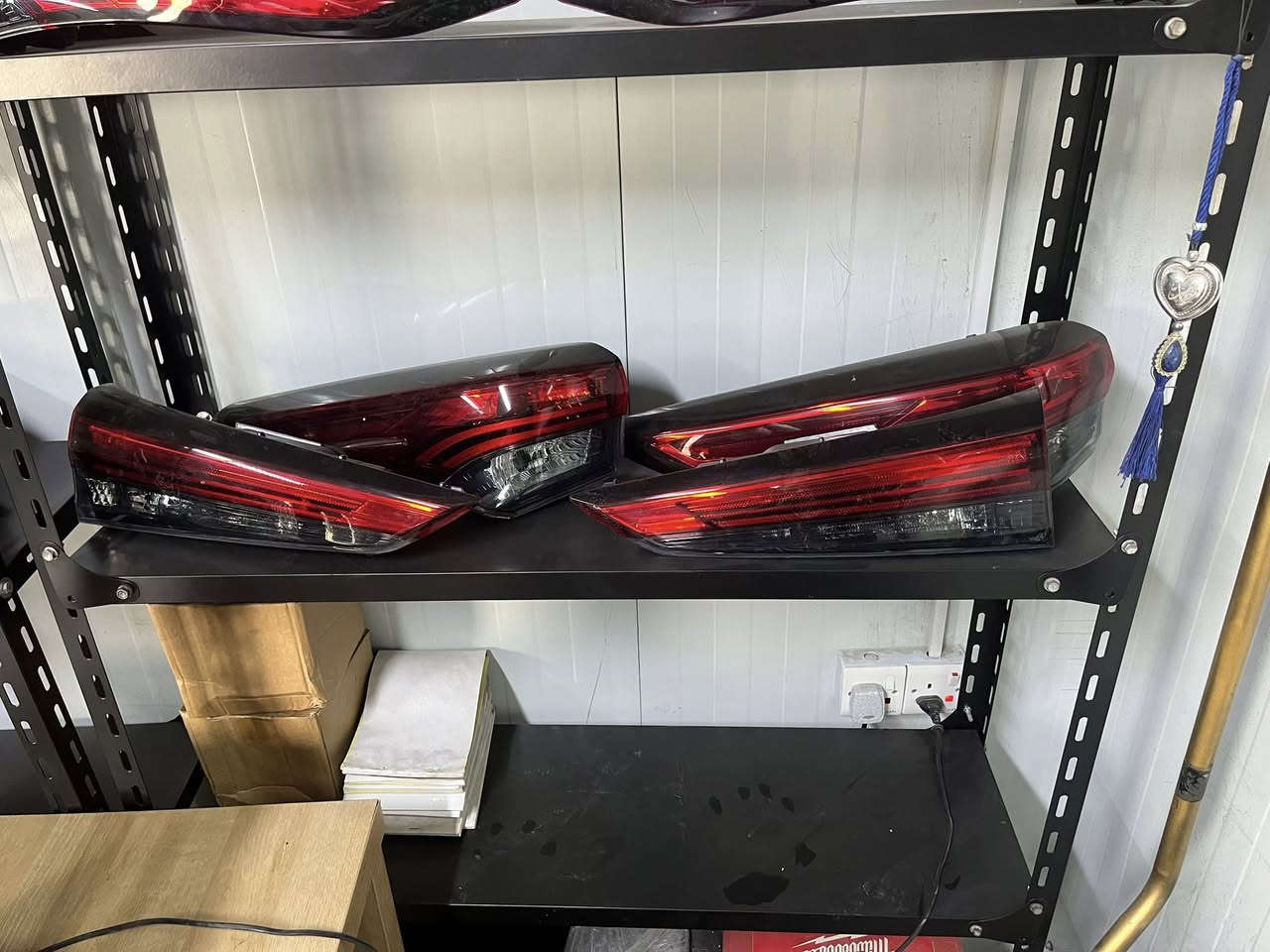 السلام عليكم ورحمة الله وبركاته 
اغراض تويوتا هايلندر 
من 2020 
الى 2024 
بطاين بلاستك 
بك لايت 
هلال امامي وخلفي 
واقيات طين 
بلاجكتور تحت 
المركز الياباني والامريكي
***********
***********
