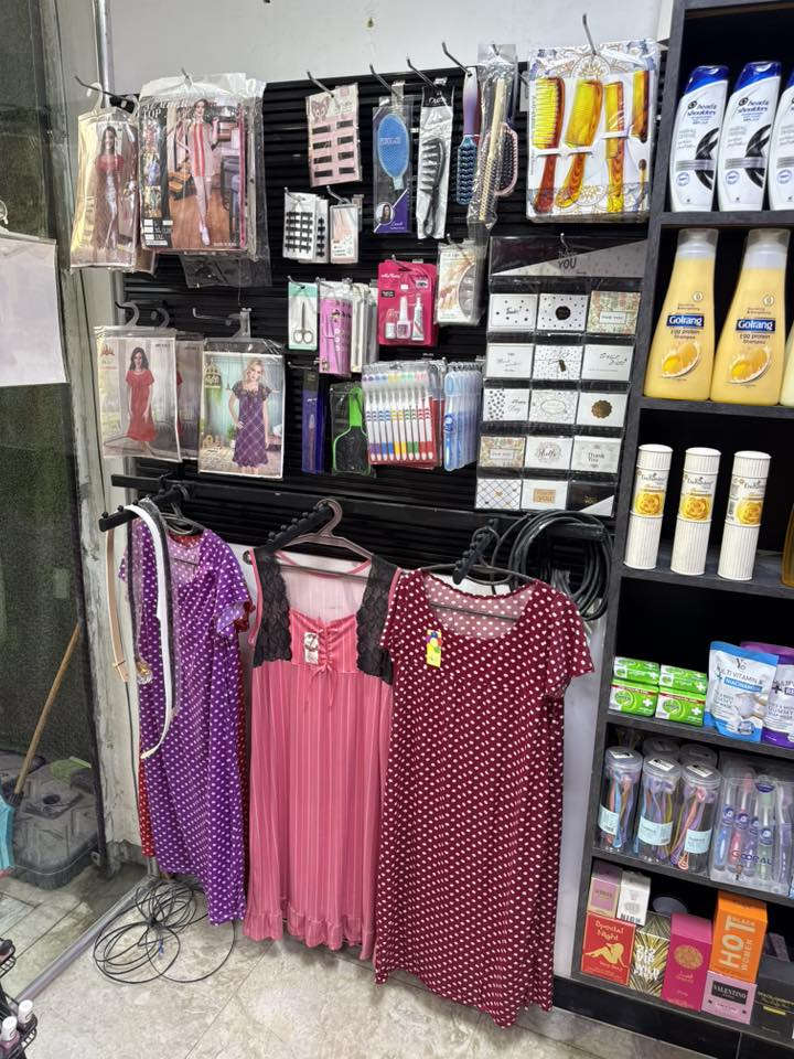 السلام عليكم المحل بالكامل للبيع 
البضاعه مع الفاترينات والاستاندات 
يحتوي على
 8 فاترينات
1 ميز كاشير
2 عارضة صبغ
1 كاشير
1 عارضة نظارات
عارضات اكسسوار خشبيه 
10 بوردات وهوكات 

البضاعه 
مكياج جميع الانواع 
اكسسوار كامل
شامبوات 
سكنكير
عطور ومعطرات
نظارات
محافظ وهدايه رجاليه
بوكسات هدايه
سيتات نسائيه
اصباغ شعر
الغراض كله اصليه والفاترينات جدد مستعملات قليل 
المكان بغداد 
  
***********
واتساب فقط
