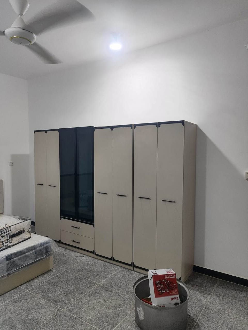 🔴 للبيع بيت مع الأثاث 🏠
📍الموقع: ابو الخصيب – محولة الزهير
▫️المساحة الكلية: 400 متر
▫️مساحة البناء: 250 متر
▫️الواجهة: 15 متر
▫️النزال: 27 متر
✨ مواصفات البيت:
▪️غرفتين نوم سويت
▪️صالتين
▪️استقبال
▪️صحيات داخلية وخارجية
▪️كراج كبير
▪️حديقة خلفية
▪️بناء طابوق مرتب
📄 الطابو: زراعي سهم – تحويل باسم المشتري
📍يبعد عن شارع السايدين حوالي 1 كم
🛋️ البيع مع الأثاث كامل
💰السعر: 170 مليون قابل للتفاوض
*********** البصرة, العراق
