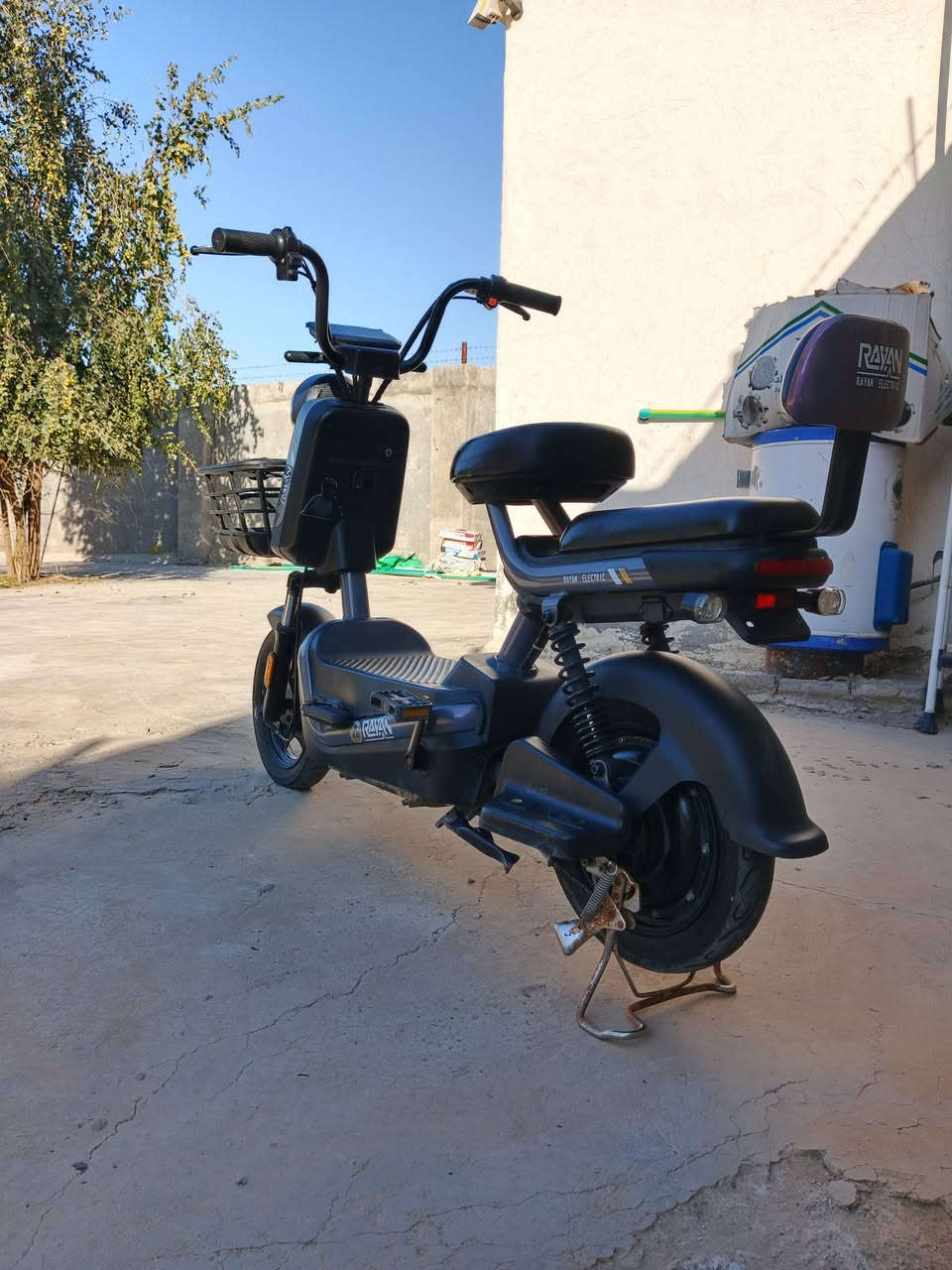 السلام عليك اخوان دراجة شحن للبيع حجم 14 موديل 2025  دراجة نضافة 80 من 100 دراجة حلوة  والله السعر 300 العنوان بغداد السلاميات للاستفسار الاتصال على الرقم  ***********
