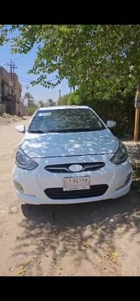 السيارة معروضة للبيع، بحالة جيدة ومظهر جذاب. اللون أبيض والحالة الخارج...